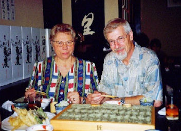 Zusammen mit dem 'Designer' dieser Website beim 'Glücksnudel'-Essen in Tokyo - 1998