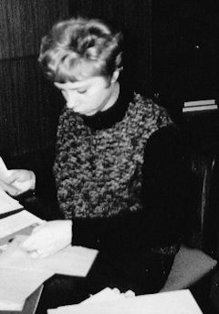 Am Schreibtisch Autorin am Schreibtisch