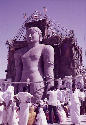 Srivanabelagola/Südindien: 18m hohe Statue des Jain-Heiligen Gomatesvara (Fest alle 12 Jahre)