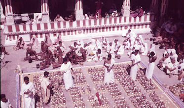 Srivanabelagola: Opfergaben für den Heiligen zum großen Fest (links: die 'luftbekleidete' Fraktion der Gläubigen) - 1967