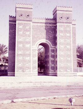 Ishtar-Tor (um 1000 v.Chr.), Haupteingang zur Stadt Babylon, rekonstruiert aus 12m hohen Resten 