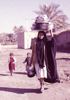 Babylon: Frau aus Dorf am Rande des Ausgrabungsgeländes