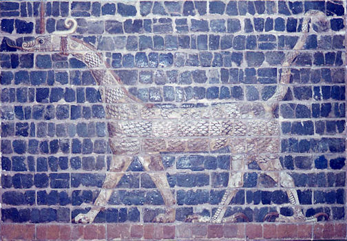 Fabeltier/Babylon: Fries aus glasierten Ziegeln auf der Prachtstraße zum Marduk-Tempel