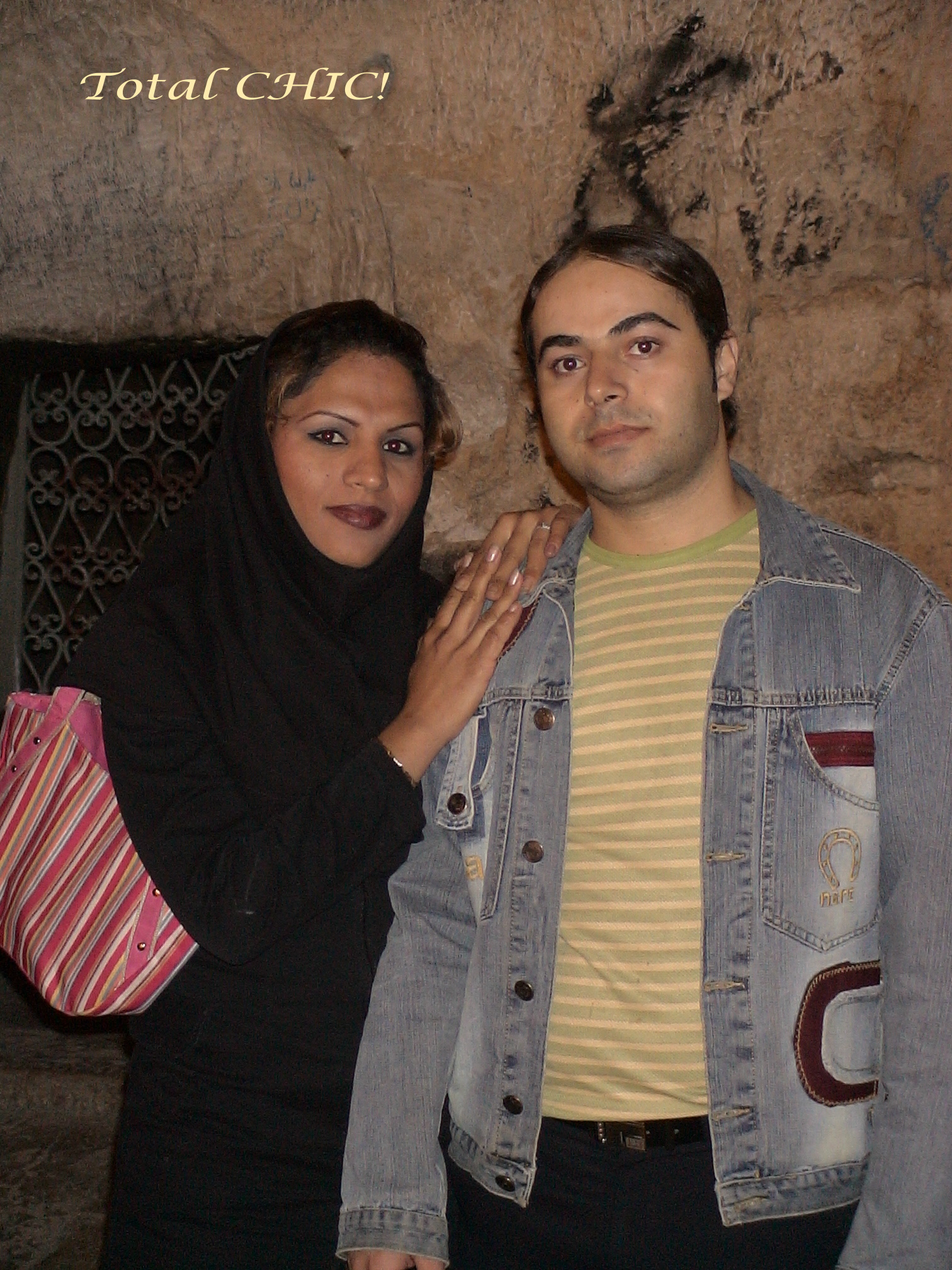 Modernes Pärchen am Koran-Tor in Shiraz