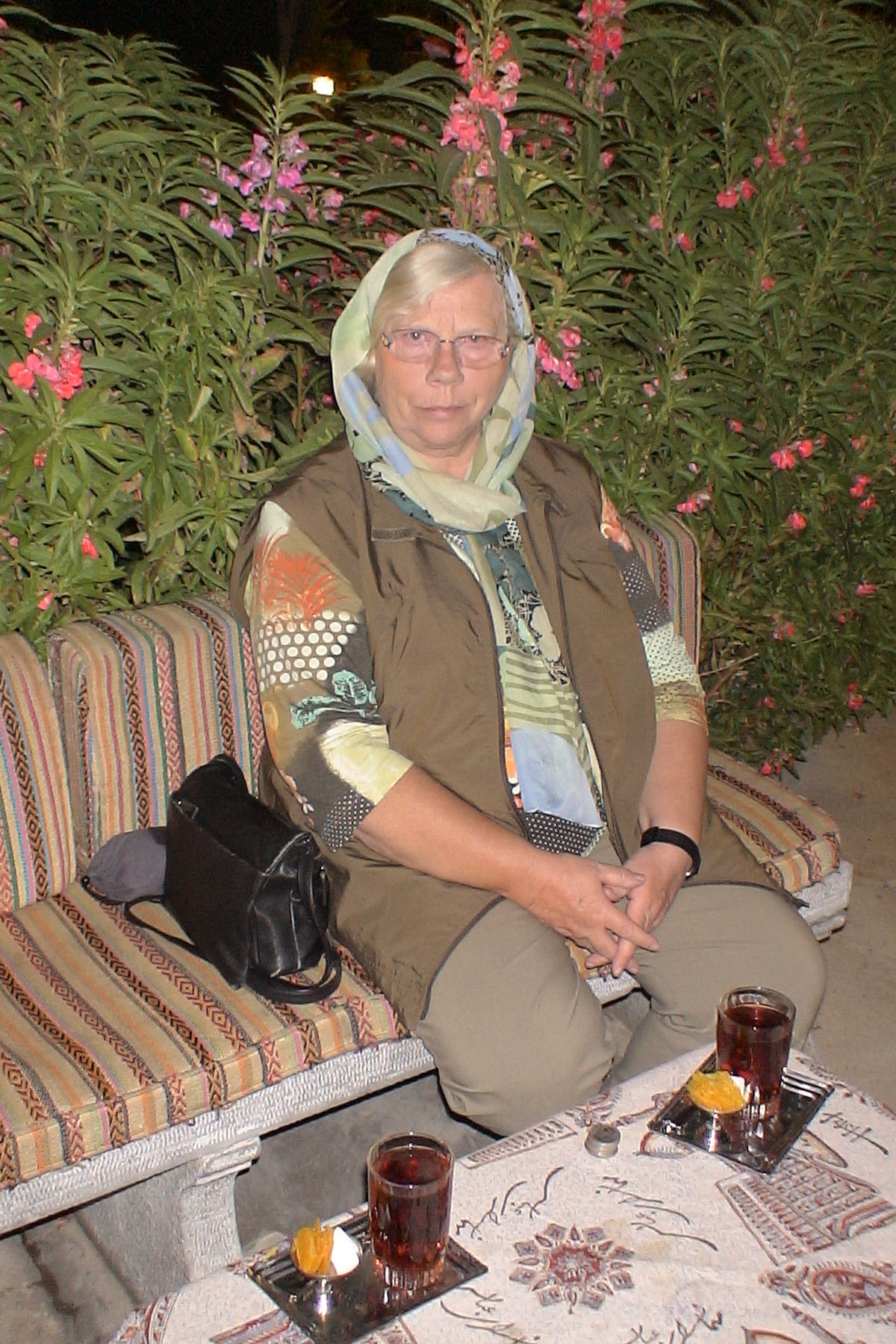 Greta nimmt Ihren Abend-Tee im Abbasi-Garten