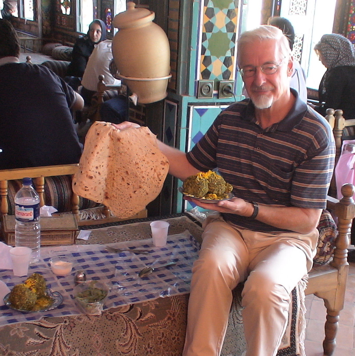 Rue im überfüllten traditionellen Restaurant