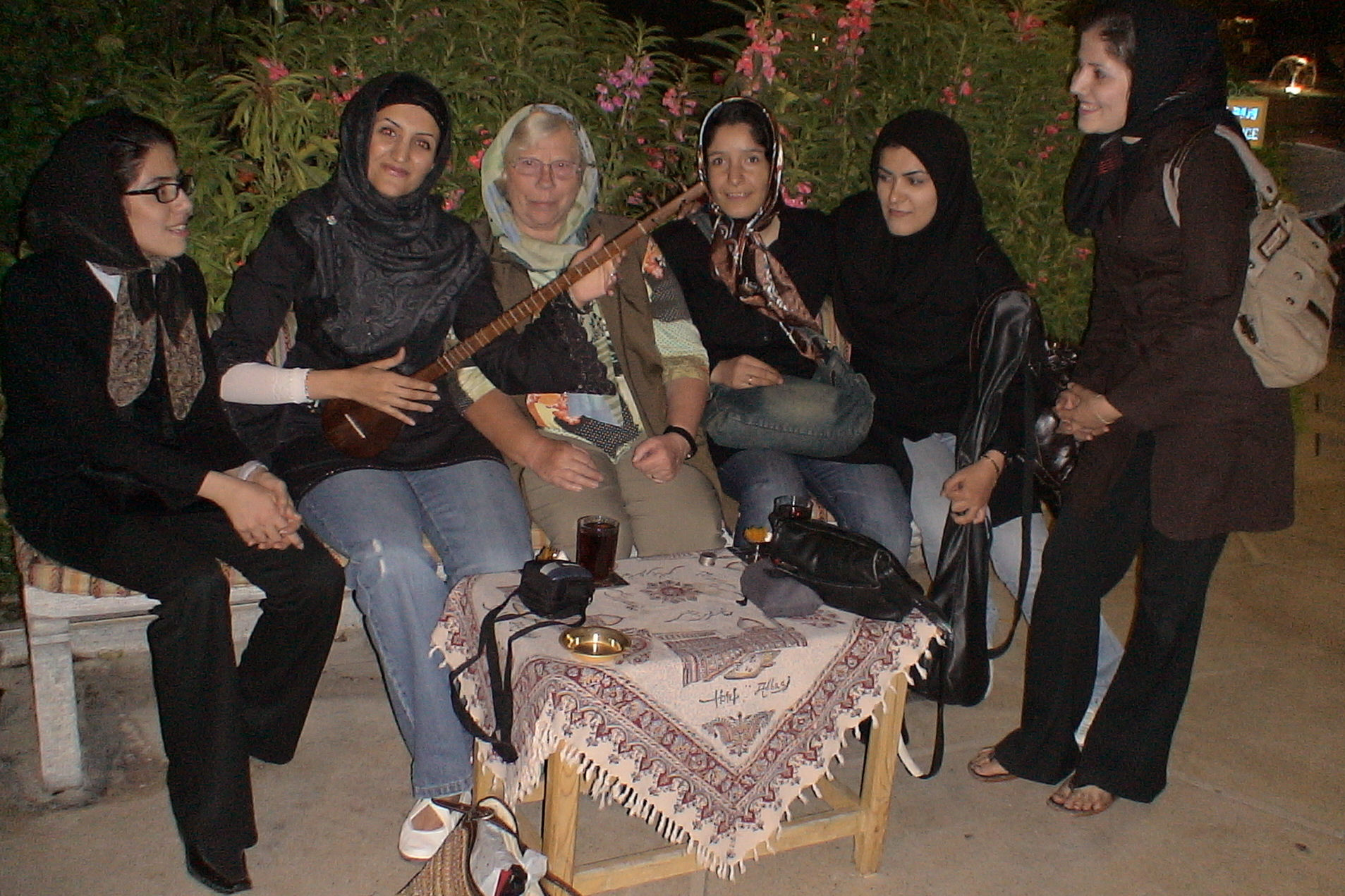 Studentinnen des Isfahan-Konservatoriums suchen unsere Gesellschaft