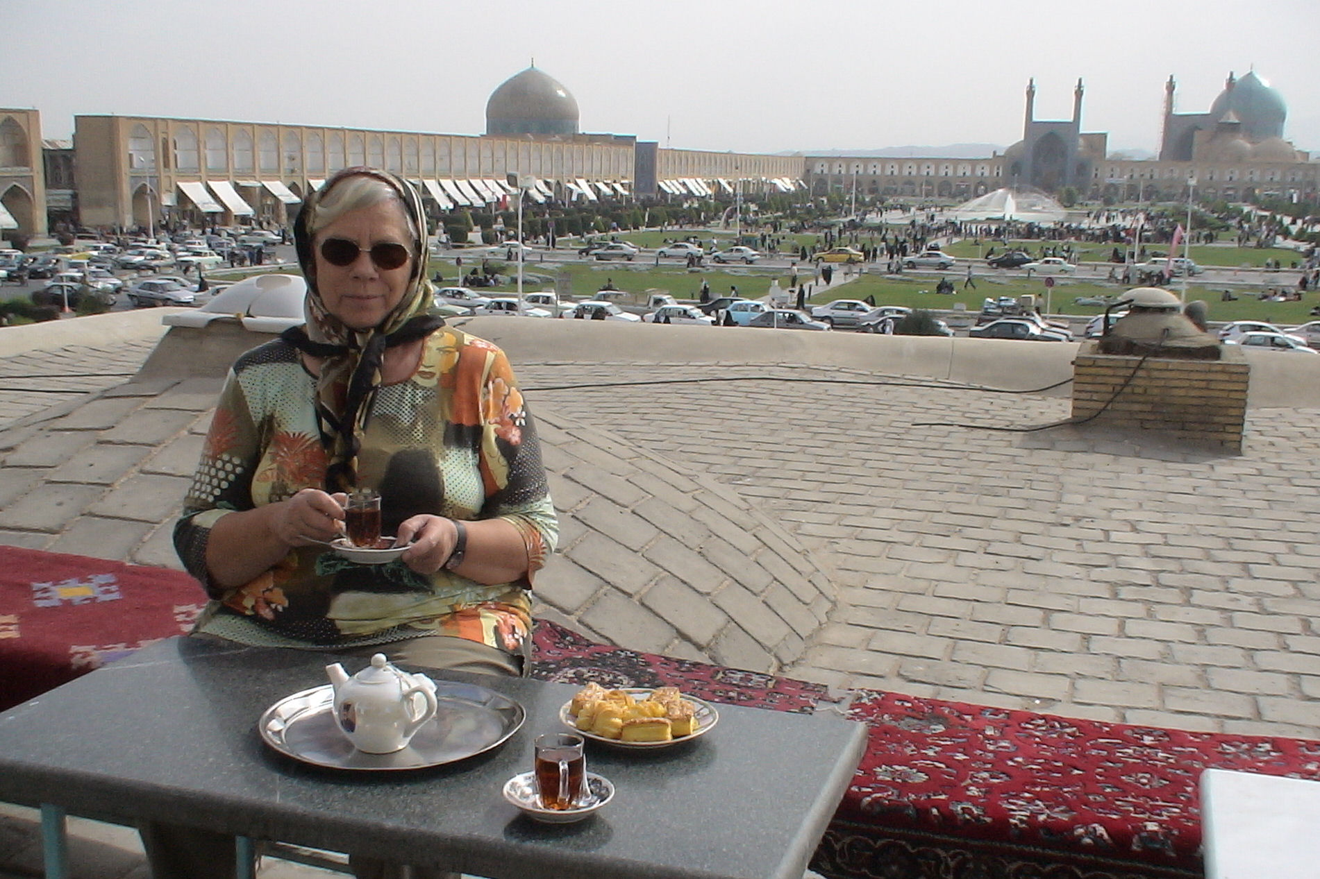 Greta in der Tschai-Chaneh über dem Bazar-Eingang am Shah-Platz