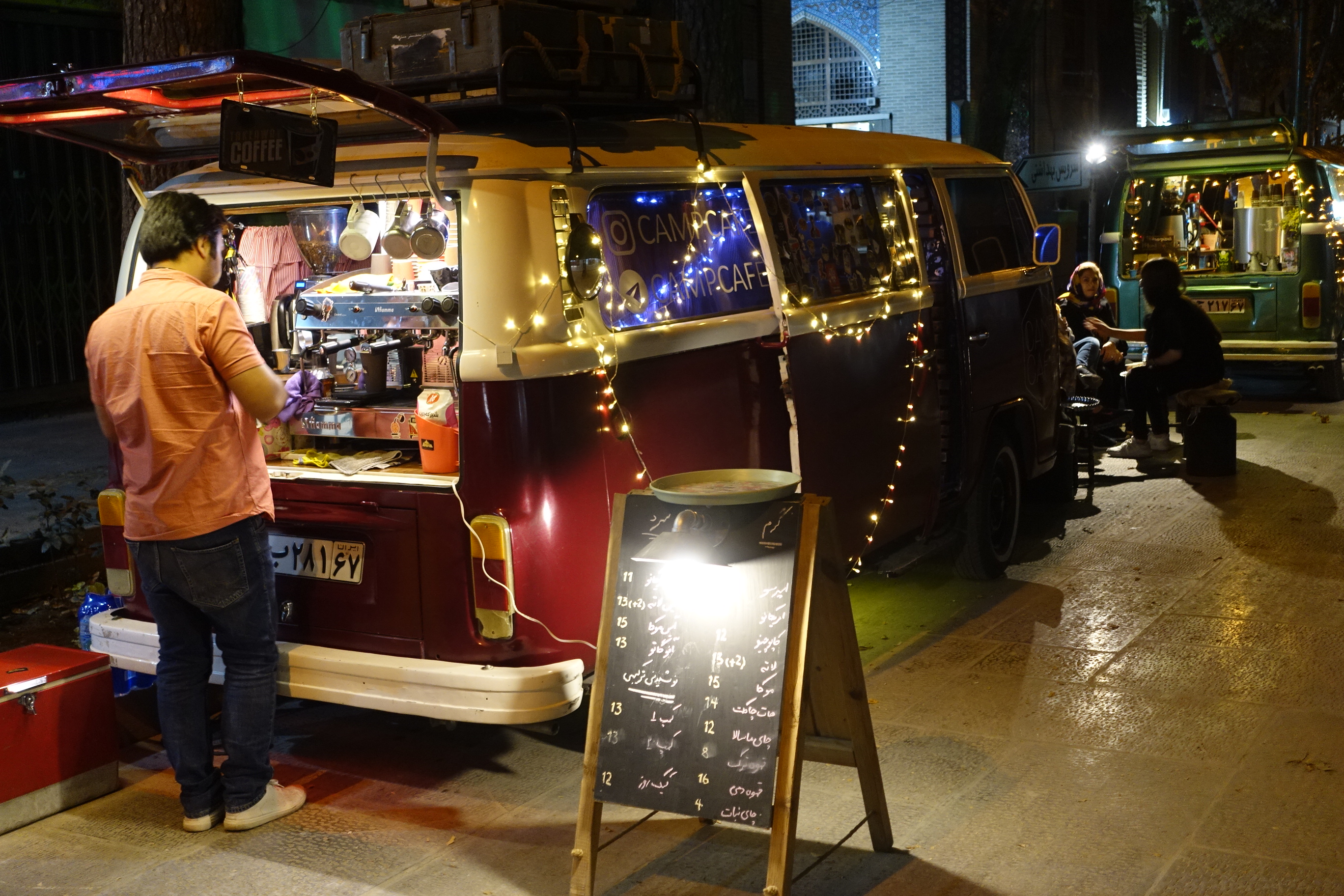VW-Bus als Café auf der Tchehar-Bagh-Allee in Isfahan