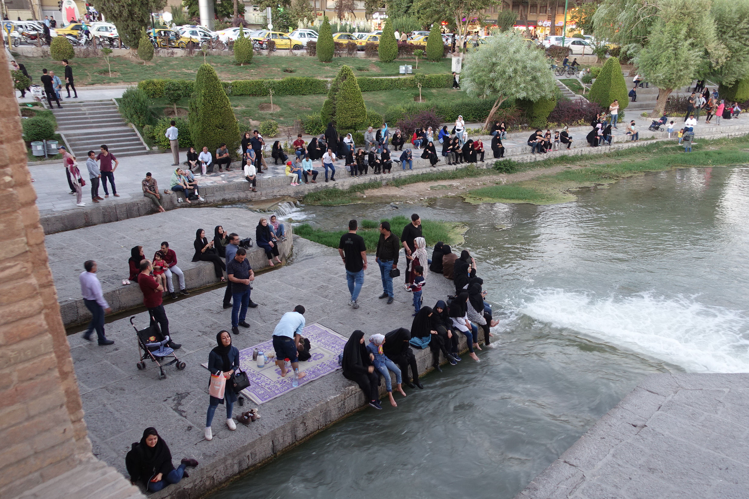 Leben am Zayandeh-Fluss in Isfahan
