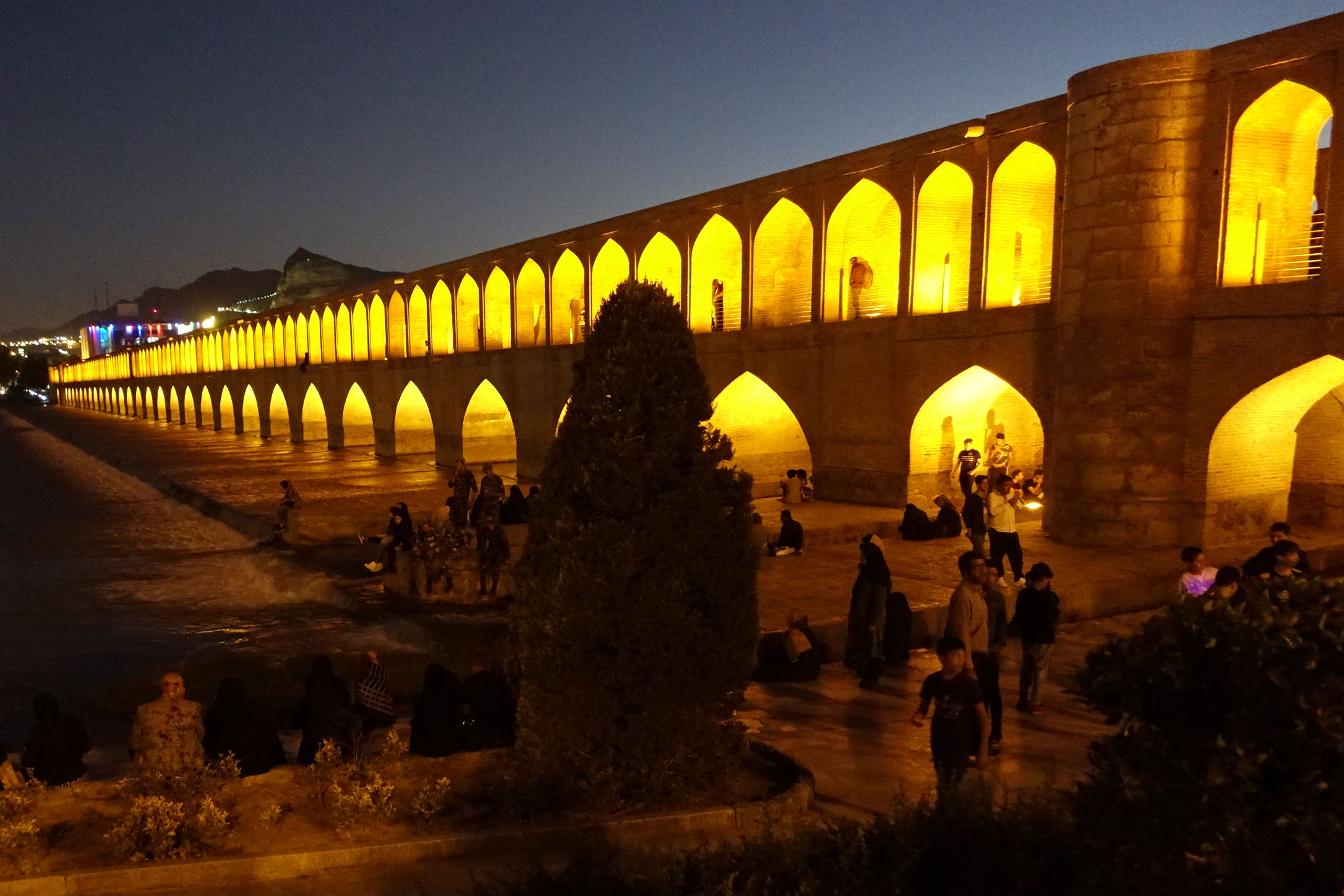 Si-seh-pol-Brücke über den Zayandeh-Fluss in Isfahan