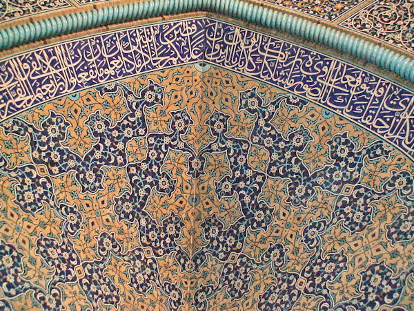 Mosaik-Wand im Hauptraum der Lotfollah-Moschee in Isfahan
