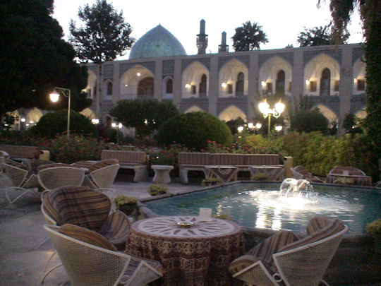 Garten des Abbassi-Hotels im Jahr 2006