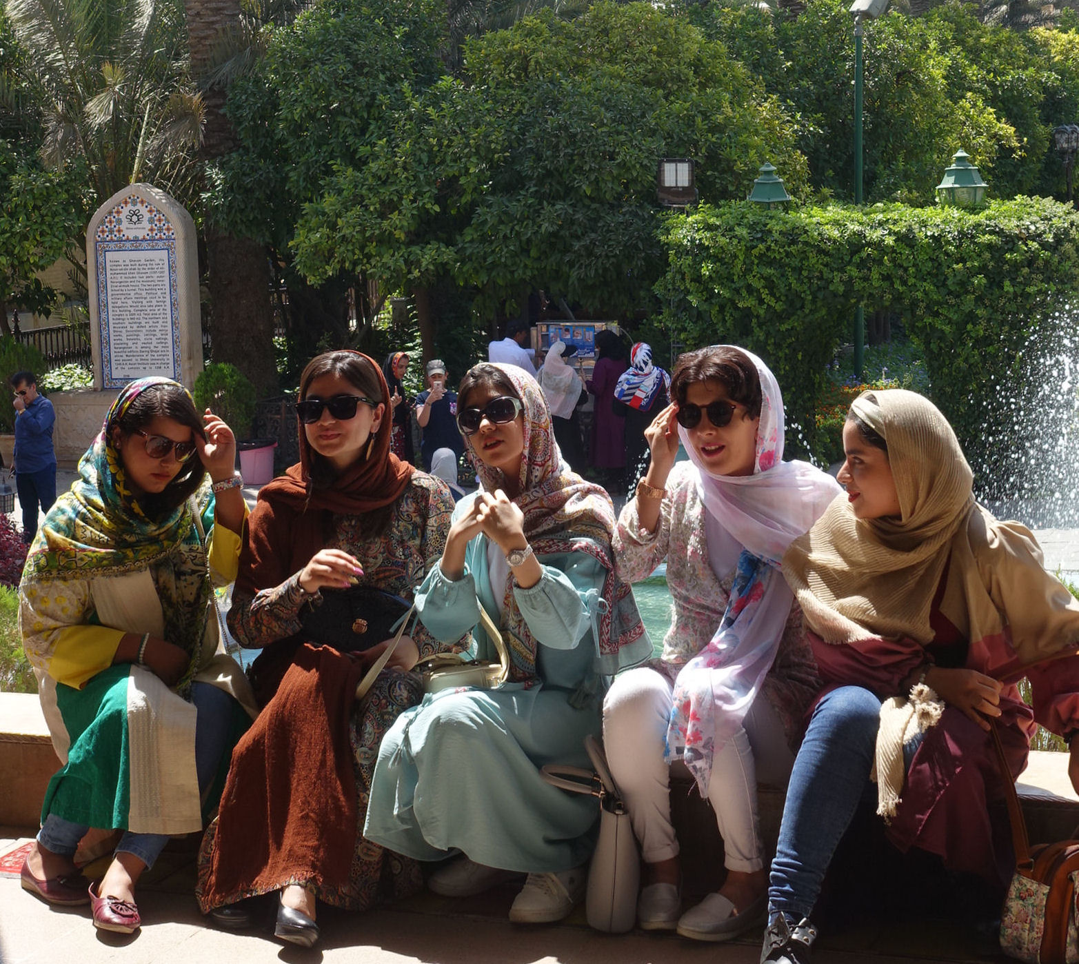 Weibliche Jugend im Narenjestan-Garten