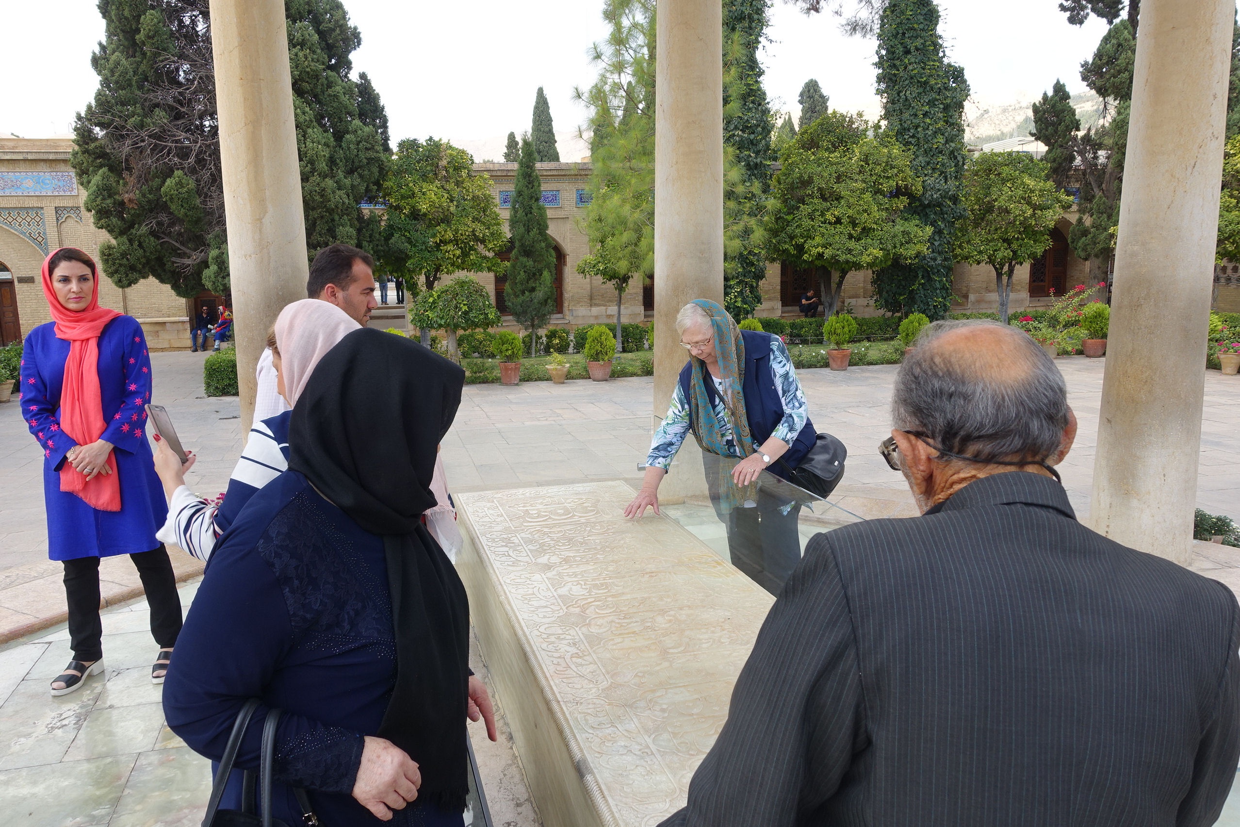 Greta am Sarkophag von Hafis