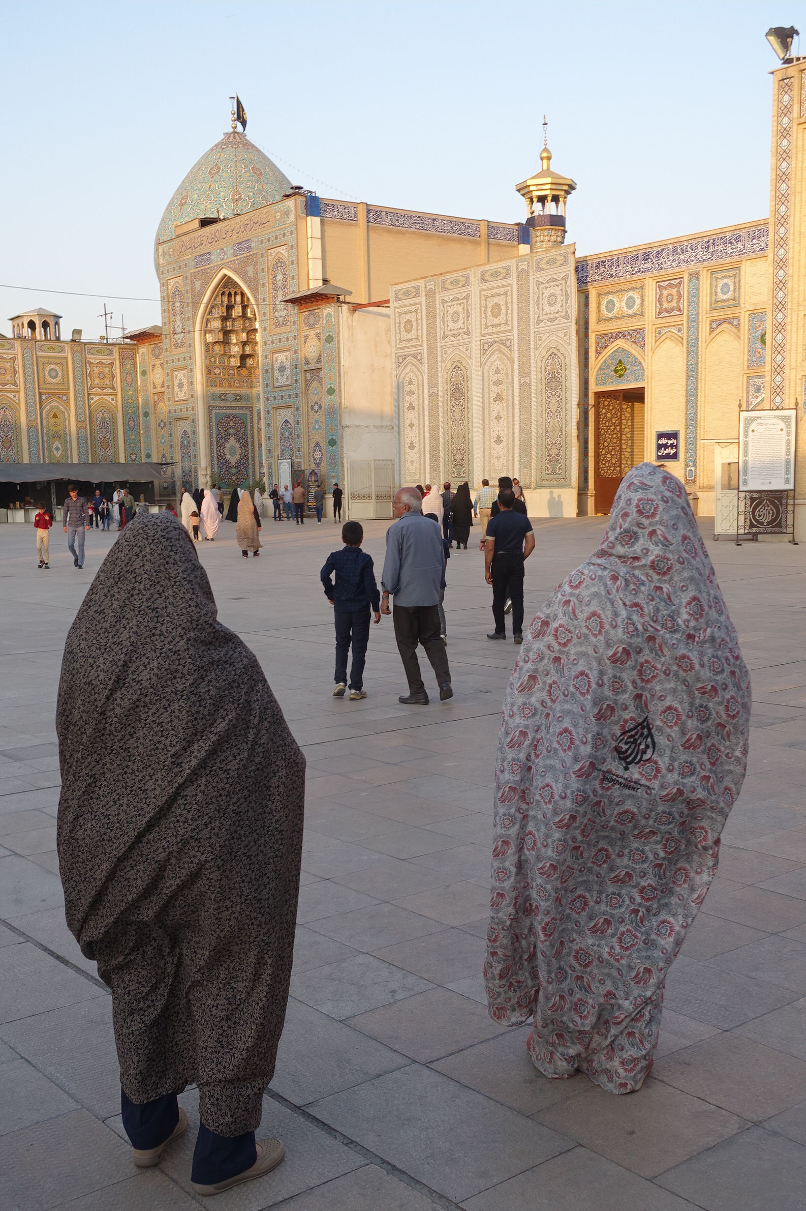 Greta und Andrea im ShahCheraqMausoleum mit Shador