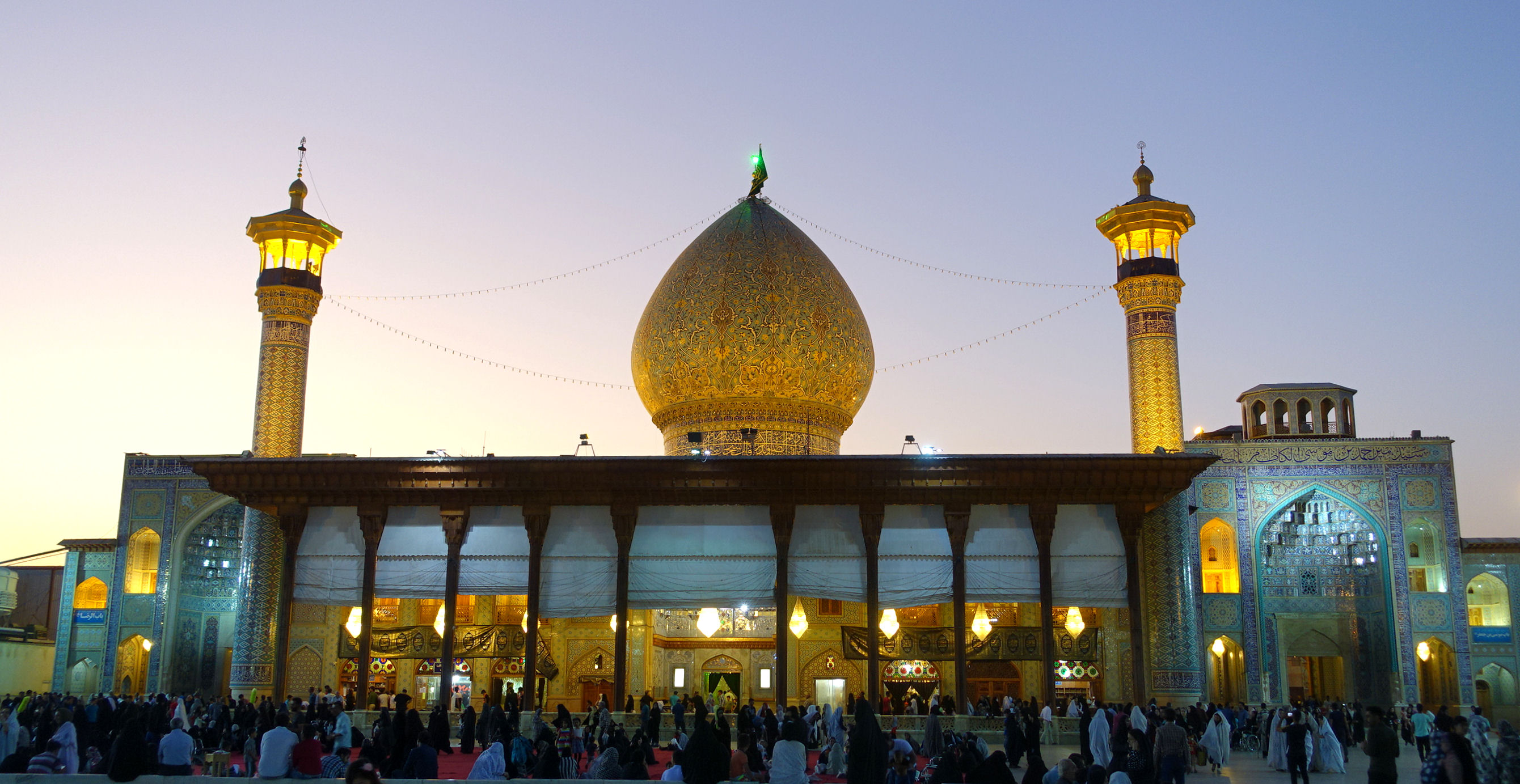 Shah-Cheraq-Mausoleum am Abend
