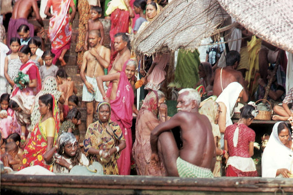 Familien-Ghat am Ganges in Benares Familien-Ghat am Ganges in Benares