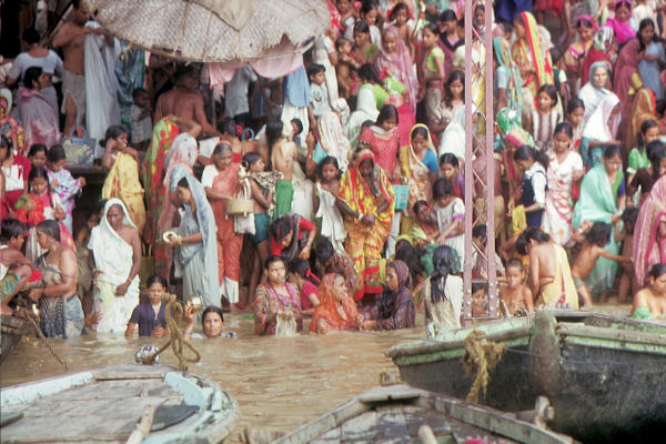 Frauen-Ghat am Ganges in Benares Frauen-Ghat am Ganges in Benares