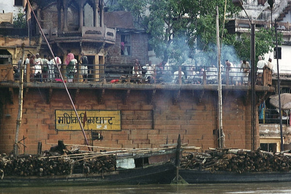 Eines der Verbrennungsghats in Benares Eines der Verbrennungsghats in Benares