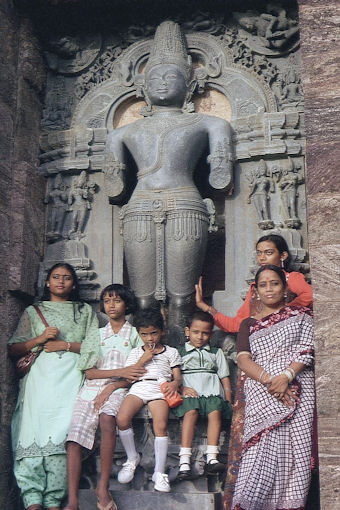 Familie am Sonnentempel von Konarak