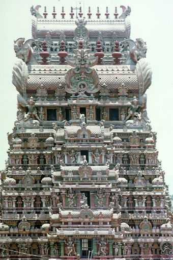 Bemalter Gopuram im Minakshi-Tempel in Madurai Bemalter Gopuram im Minakshi-Tempel in Madurai