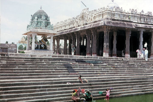 Ekambaresvar-Tempel mit Tempelsee und Nandi-Stier in Kanchipuram Ekambaresvar-Tempel mit Tempelsee und Nandi-Stier in Kanchipuram