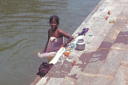 Wäscherin am Tempelsee des Ekambaresvar-Tempels in Kanchipuram Wäscherin am Tempelsee des Ekambaresvar-Tempels in Kanchipuram