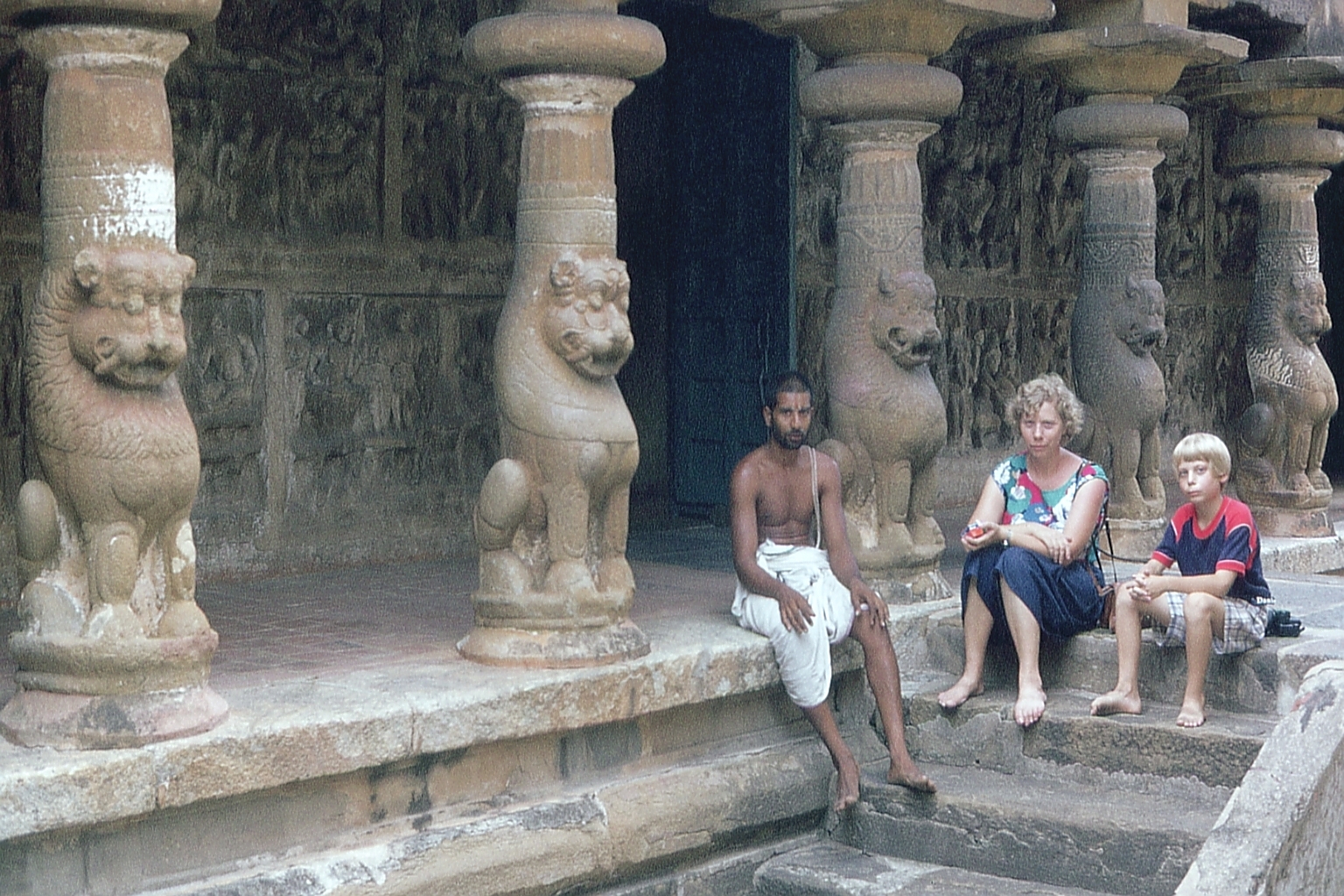 Pause im Vaikuntha-Perumal-Tempel mit Brahmanen Pause im Vaikuntha-Perumal-Tempel mit Brahmanen
